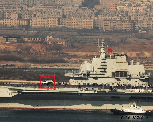 环球网图片:在瓦良格号的甲板上停放着一辆疑似加油车的车辆。