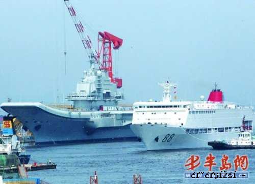 保姆舰88舰(白色)驶离码头到泊位避台风。