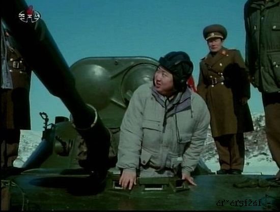 资料图：金正恩驾驶坦克。